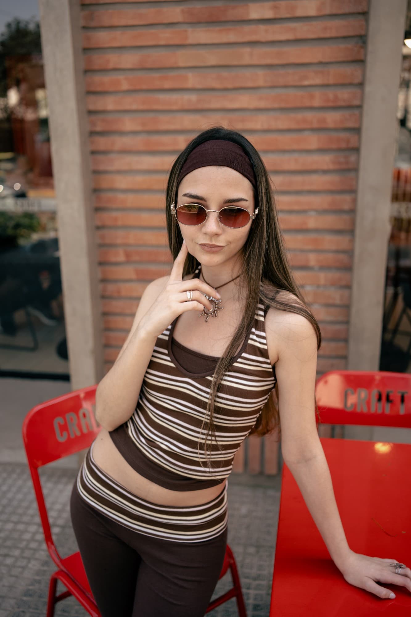 Modelo con conjunto de rayas chocolate