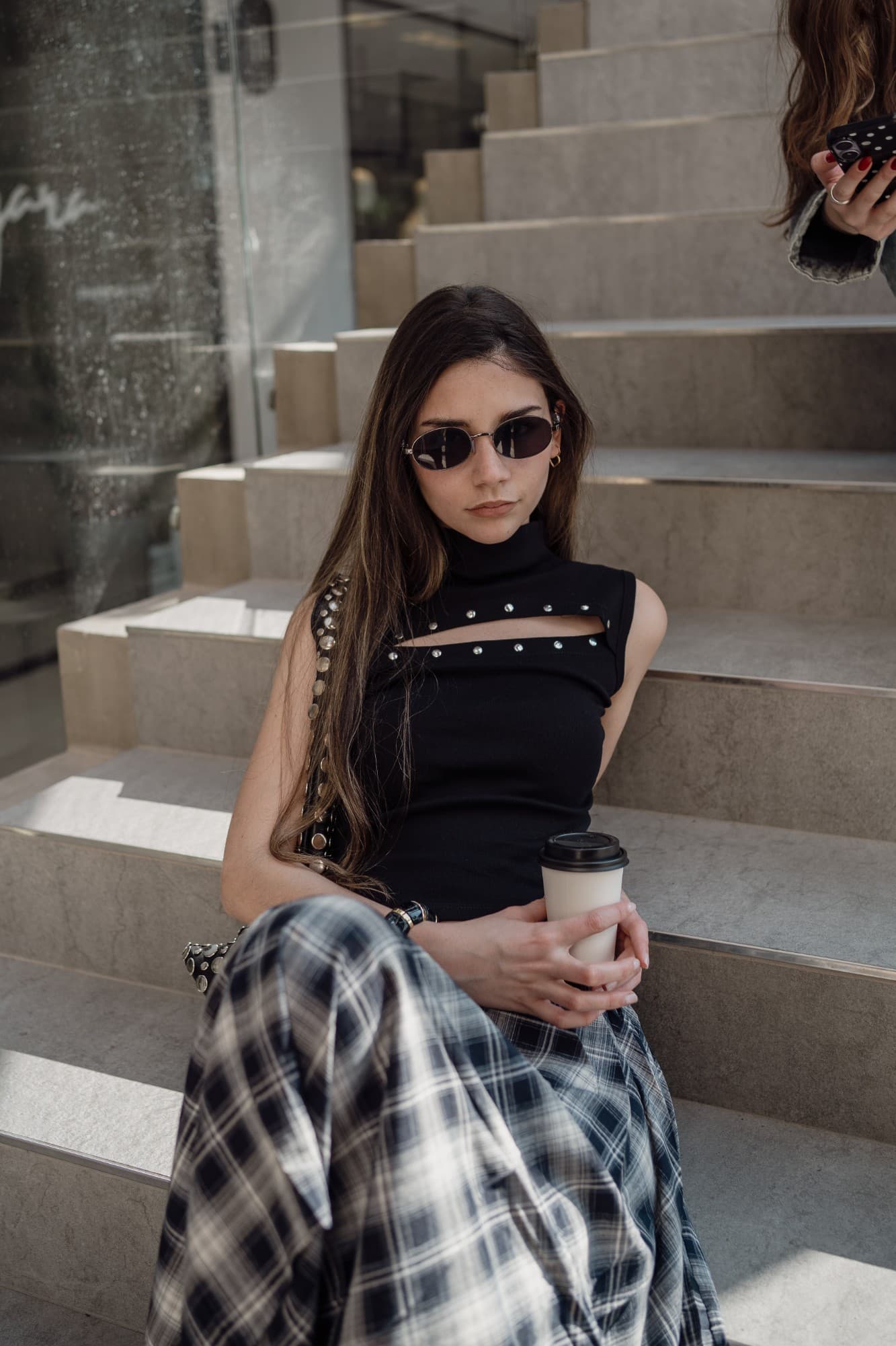 Top negro con tachas y pollera escocesa