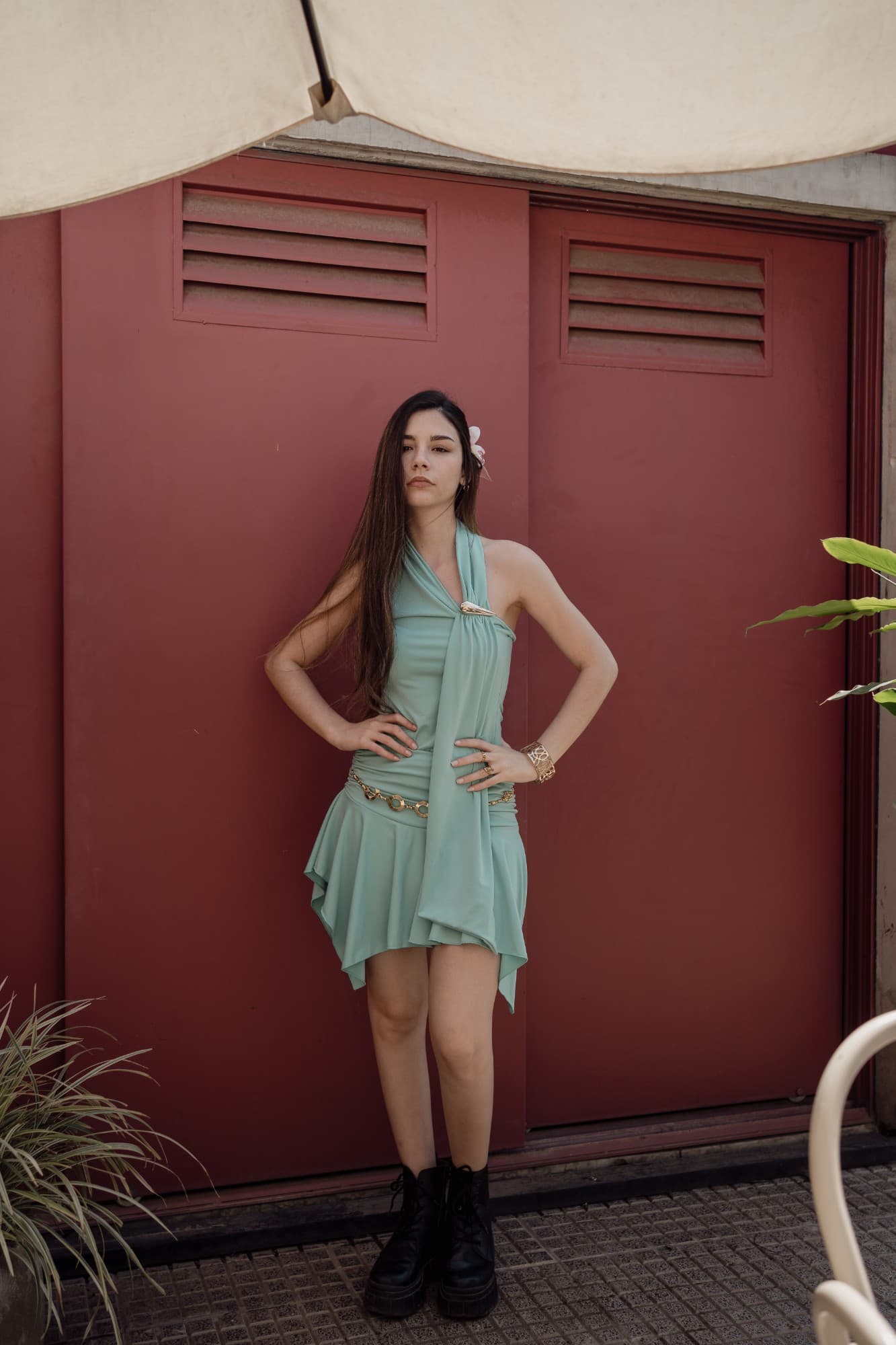 Modelo con vestido aqua y borceguíes negros